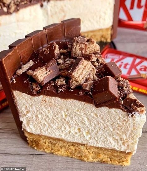 Kitkat Cheesecake, Kitkat Torte, Kit Kat Cheesecake, Fitwaffle Kitchen, Easy Baking Recipes Desserts, Tasty Baking, Baked Dessert Recipes, Deilig Mat, Fun Baking Recipes