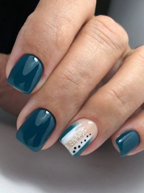 Dark green short nails with abstract design Short Nail Art Green, Emerald Blue Nails, Dark Green Short Nails, Teal Green Nails, Emerald Green Nail Designs, Green Short Nails, Emerald Green Nail Polish, Emerald Green Nails, Teal Nail Designs