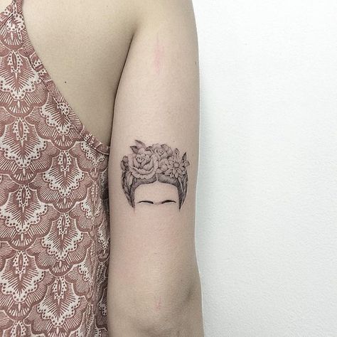 Frida Kahlo Tattoo, Kahlo Tattoo, Flores Rose, Frida Tattoo, Frida Kahlo Tattoos, Flowers Tattoo, Unique Tattoo, Tattoo Sleeve, Piercing Tattoo