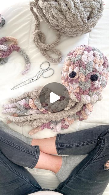 Chunky Yarn Craft Ideas, Size 7 Jumbo Yarn Projects, How To Finger Knit A Stuffed Animal, Fat Yarn Ideas, Finger Knitting Animals, Chunky Knit Ideas Projects, Finger Knit Animals, Chunky Yarn Stuffed Animal, Finger Knitting Stuffed Animals