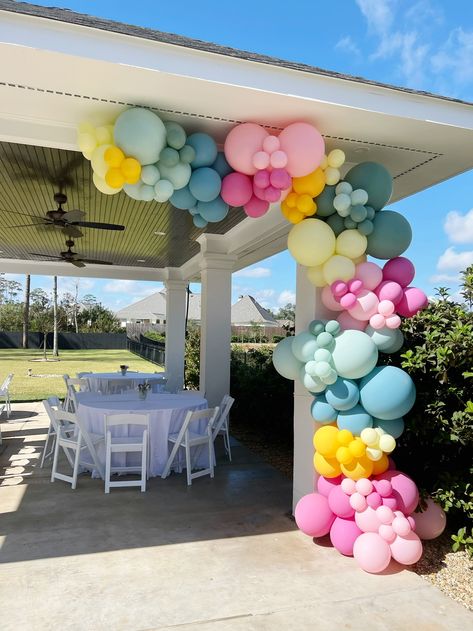 Outdoor Birthday Balloon Decor, Balloons On Pergola, Balloon Garland On Pergola, Balloon Decor Outside, Happy Birthday Balloon Garland, Balloon Garland Entryway, Balloon Arch Colorful, Tent Balloon Garland, Balloons On Deck Railing