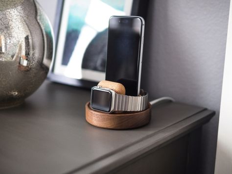 Wooden Charging Station, Diy Headphone Stand, Cocktail Tools, Apple Watch Charging Stand, Apple Watch Stand, Apple Watch Fashion, Apple Watch Charger, Best Apple Watch, Headphone Stand