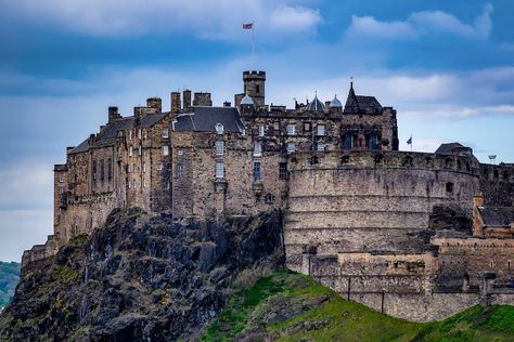 11 Magical Harry Potter Locations in Edinburgh ⋆ Follow the Butterflies Old Town Edinburgh, Castle Pictures, Cathay Pacific, Abandoned Castles, Most Haunted Places, Edinburgh Castle, Places In Europe, Most Haunted, Tower Of London