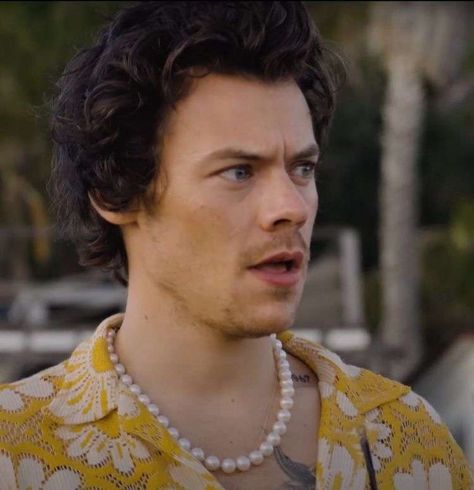 Harry Styles Pearl Necklace Outfit, One Direction Inspired Outfits, Harry Styles Pearl Necklace, Harry Styles Pearls, Pearl Bracelet Ideas, Harry Styles Jewelry, Pearl Necklace Aesthetic, Pearl Necklace Outfit, Pearls Aesthetic