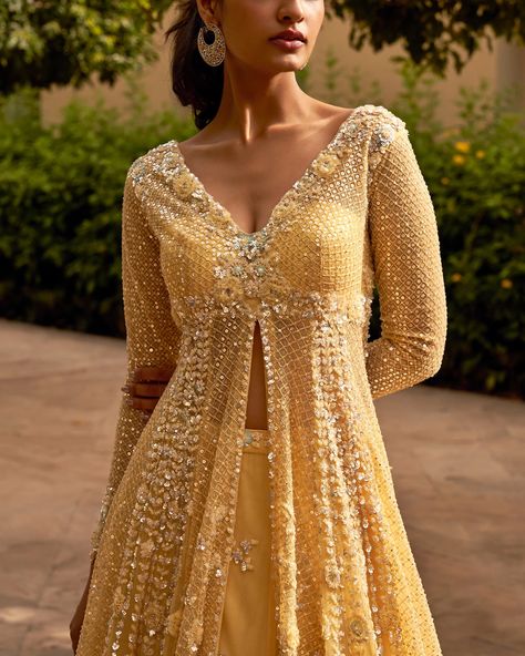 Lemon Yellow Lehenga, Orang India, Jacket Lehenga, Seema Gujral, Desi Attire, Kurta Lehenga, Haldi Outfits, Blouse Designs High Neck, Sangeet Outfit