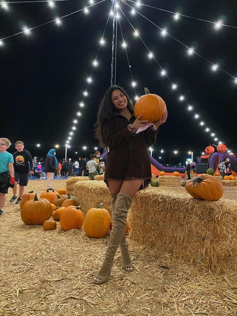 Fall Outfits 2023 Pumpkin Patch, Pumpkin Patch Outfits Women, Pumpkin Patch Outfit Black Women, Outfits For Pumpkin Patch Fall, Pumpkin Patch Fits, Pumpkin Patch Instagram Pictures, Hayride Outfit, Pumpkin Picking Outfit Fall, October Fits