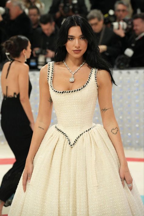 Dua Lipa Met Gala 2023, Dior White Dress, Dua Lipa Met Gala, Meet Gala, Met Gala Outfits, Met Gala Dresses, Corset Gown, Tiffany Diamond, Red Carpet Look