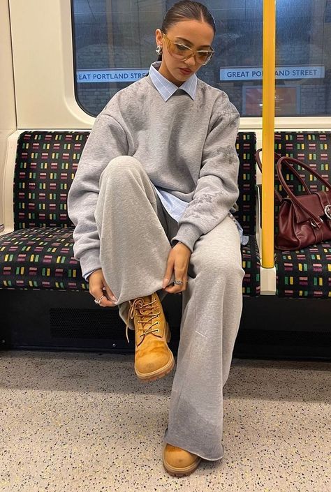 Bummy Chic Outfits, Women Timberland Outfit, Streetwear Boots Outfit, Autumn Outfit Inspo 2024, Timberland Shoes Outfit, Cvnty Outfits Women, Fits With Timberlands, Styling Timberlands, Jumper Over Dress Outfit