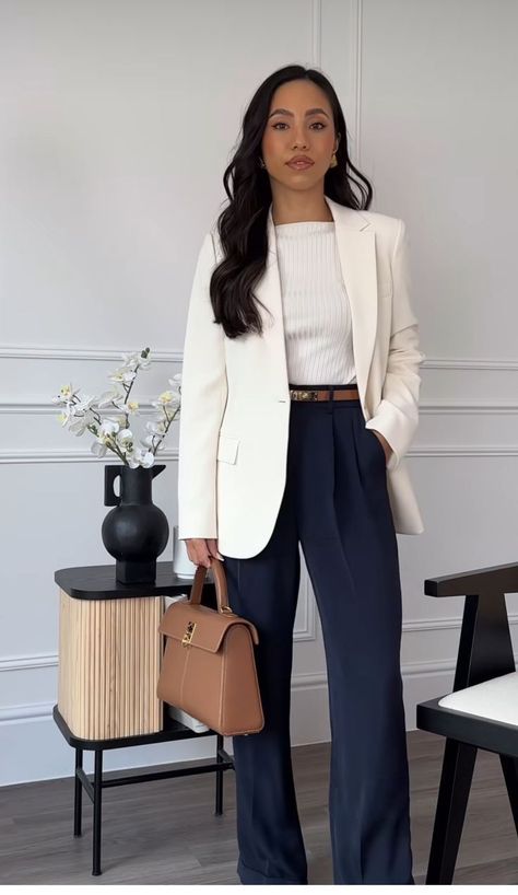 Female Lawyer Fashion, Lawyer Fashion, Look Office, Lawyer Outfit, Business Attire Women, Classic Style Outfits, Stylish Work Attire, Business Outfits Women, Hollywood Movies