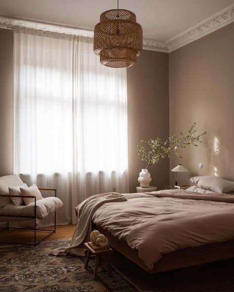 Brown Bedroom Walls, Light Brown Bedrooms, Brown Bedroom Decor, Warm Paint Colors, Ideas Habitaciones, Brown Curtains, Earthy Bedroom, Brown Rooms, Warm Bedroom