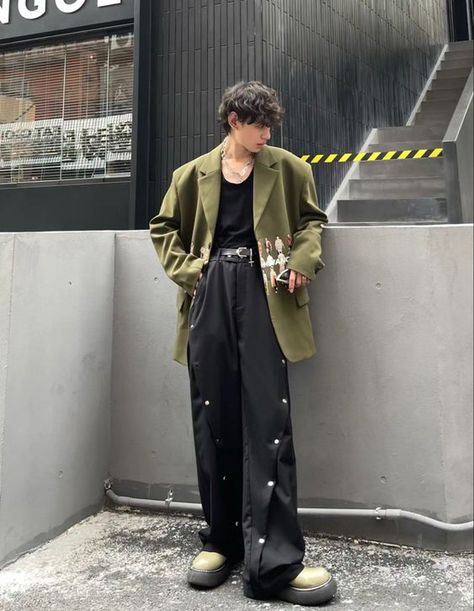 High Rise Jeans Outfit Men, Male Kpop Idol Fashion, Alt Men Aesthetic, Y2k Suits Men, Streetwear Inspo Men, Kpop Men Fashion, Men Techwear, London Outfit Ideas, Mens Techwear