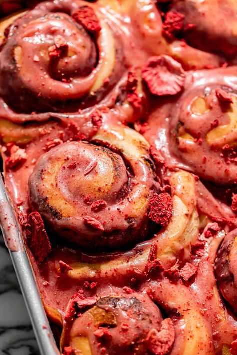 Creative Cinnamon Rolls, Unique Cinnamon Roll Flavors, Strawberry Brioche, Heart Cinnamon Rolls, Dip Night, Floral Bakery, Strawberry Cream Cheese Icing, Aesthetic Snacks, Strawberry Rolls