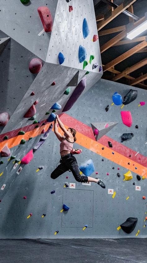 Indoor Rock Climbing Photoshoot, Rock Climbing Beginner, Climbing Astethic, Indoor Bouldering Aesthetic, Climbing Gym Aesthetic, Indoor Rock Climbing Aesthetic, Climbing Photoshoot, Rock Climbing Indoor, Bouldering Women