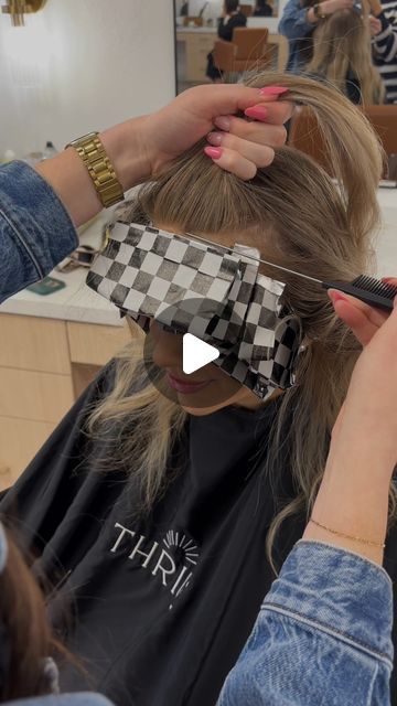 MACKENZIE RUSSON • UTAH HAIRSTYLIST on Instagram: "How I do the money piece step by step! It varies on each client with how many slices I’ll do but this is typically what I do!   #hairbykenziek #hair #hairstylist #moneypiece #moneypiecehighlights #moneypiecetutorial #howtofoil #foilingtips" Money Piece Hair At Home, Foil Placement For Money Piece, Money Piece Hair How To, How To Do Money Piece Hair, Money Piece Diy, How To Money Piece Hair, Money Piece Tutorial, How To Do Money Piece Hair At Home, Money Piece Sectioning