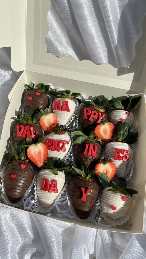 Instagram @daissy.sweets Valentine’s Day Strawberries For Him, Valentine Strawberries Ideas, Strawberries For Him, Valentines Strawberries Ideas For Him, Food Disorders, Strawberries Ideas, Pizza Friend, Sweet Business, Strawberry Ideas