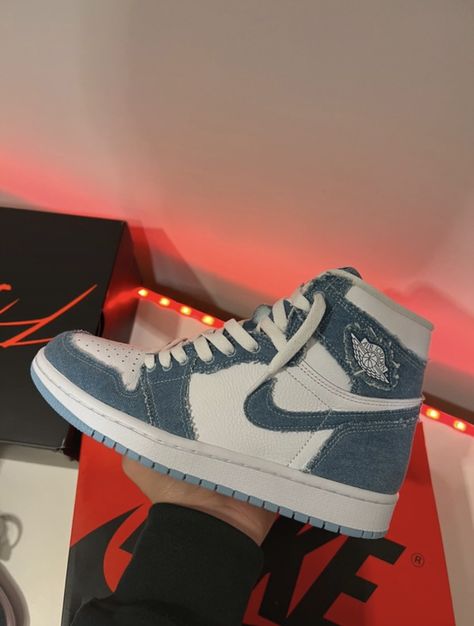 Tenis Jordan 1, Jordan Azul, Jordan 1 Denim, Tenis Jordan, Jordan Shoes Girls, Cute Nike Shoes, Fresh Shoes, Cute Sneakers, Shoe Inspo