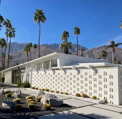 Desert Modernism Style - Visit Palm Springs Palm Springs House Exterior, Palm Springs Exterior, Palm Springs Landscaping, Palm Springs Garden, Desert Modernism, Palm Springs Homes, Mid Century Palm Springs, Palm Springs Mid Century Modern, Palm Springs Architecture