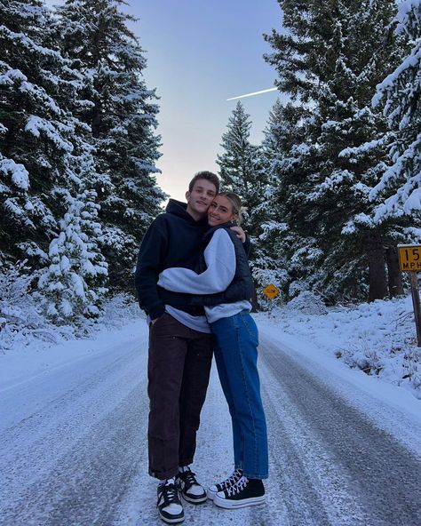 Christmas Date Ideas, Date Ideas For Couples, Christmas Couple Pictures, Couples Holiday, Christmas Date, Regular People, Teenage Love, Romantic Christmas, Christmas Together