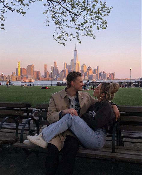 Fall Couple Outfits, New York Aesthetic Winter, Delaney Childs, Couple Pose Ideas, Nyc Photoshoot, Couple Inspo, 2023 Love, Shotting Photo, Couple Photoshoot Poses