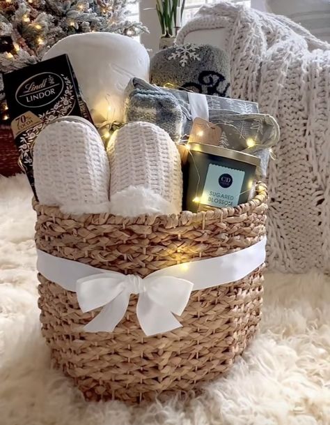 Baking Basket Ideas, Hamper Basket Ideas, Present Basket Ideas, Small Gift Basket Ideas, Burrr Basket, Xmas Gift Baskets, Baking Gift Basket, Girly Gifts Ideas, Burr Basket