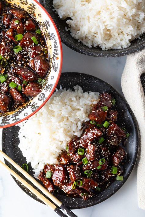 Bowl of beef teriyaki garnished with sliced green scallions, with white rice side-by-side in the bowl. Teriyaki Beef Recipes, Steak Teriyaki Bowl, Shaved Steak Rice Bowl, Asian Steak Bowl, Teriyaki Beef Tips, Terriyaki Steak, Teriyaki Beef Bowl Recipe, Beef Teriyaki Bowl, Steak And Rice Bowl