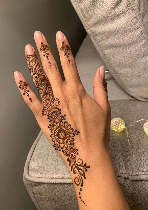 New Henna Designs, Henna Tattoo Design, Henne Tattoo, Henna Flower Designs, Cute Henna Designs, Tattoos Henna, Henna Inspired Tattoos, Tato Henna, Floral Henna Designs