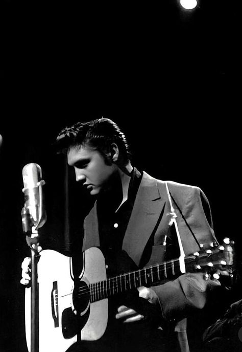 Elvis Presley Wallpaper, Elvis Wallpaper, Elvis Presley Movies, Elvis Presley Images, Young Elvis, Elvis Presley Pictures, Elvis Presley Photos, Old Hollywood Stars, Stage Show