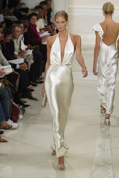 75 of Ralph Lauren's Best Red Carpet and Runway Looks  - TownandCountryMag.com Wedding Wardrobe, Haine Diy, 90s Runway Fashion, Runway Fashion Couture, Runway Outfits, Looks Party, Looks Street Style, White Gowns, Modieuze Outfits