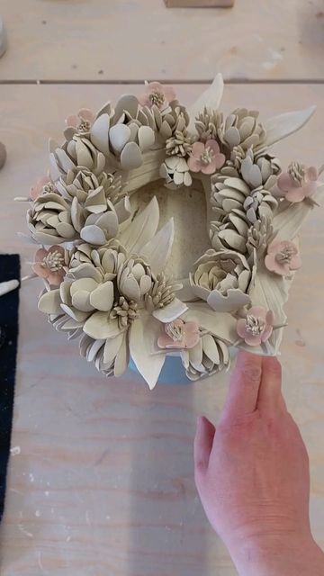 Ceramic Wreath, Everlasting Flowers, How To Make Clay, Contemporary Ceramics, Ceramic Flowers, Flower Wreath, Flower Vase, Botanical Art, Clay Art