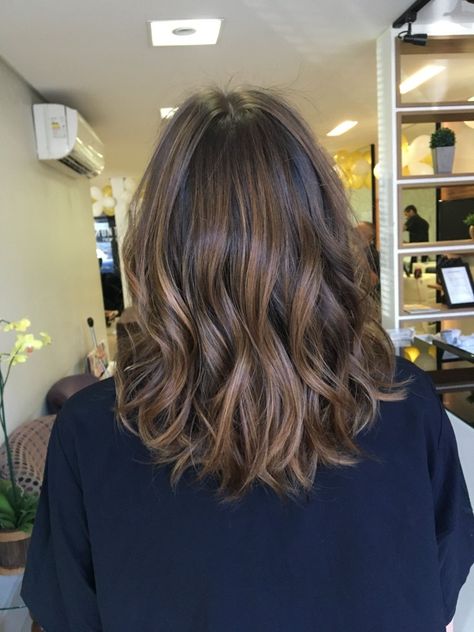 Brown Short Hair With Lowlights, Brunette Hair Short Highlights, Brown Hair Balayage Medium Length, Shorter Brown Hair With Highlights, California Brunette Hair Short, Short Hair Balayage Brunette Caramel, Mid Length Light Brown Hair, Half Head Foils Brunette, Balayage Caramel Hair