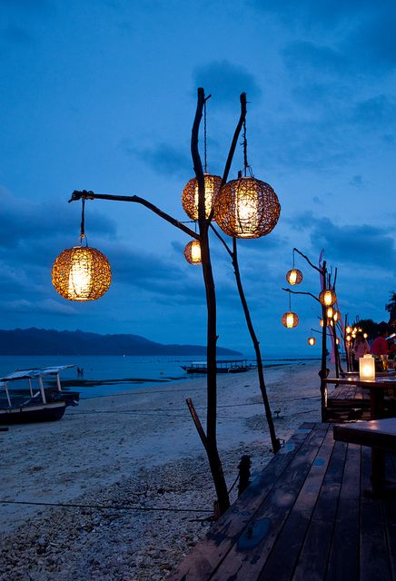 Could do this at the cottage. Sink the sticks in big planters full of sand and place on deck area. Great atmosphere! Festival Totem, Strand Decor, Big Planters, Lanterns Hanging, Gili Island, Desain Lanskap, Backyard Lighting, Have Inspiration, Beach Bars