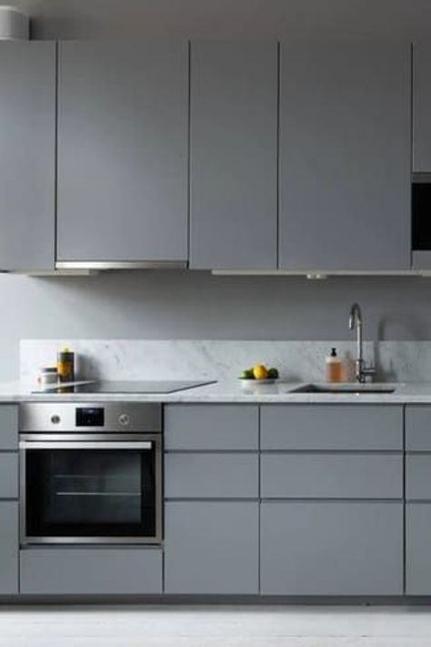 A minimal and modern kitchen with dark grey cabinetry against dark grey walls with a white marble countertop popping out Kitchen With Grey Countertops, Grey Kitchen Ideas Modern Gray, Grey Kitchen Countertops, Light Grey Cabinets, Gray Color Schemes, Grey Kitchen Ideas, Dark Grey Kitchen Cabinets, Grey Cupboards, Decor Kitchen Ideas