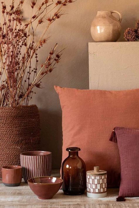 Terracotta Bedroom and Living Room decor moroccan Dekorasi Maroko, Terracotta Living Room, Terracotta Bedroom, Terracotta Decor, Moroccan Decor, Room Colors, Autumn Home, 인테리어 디자인, تصميم داخلي