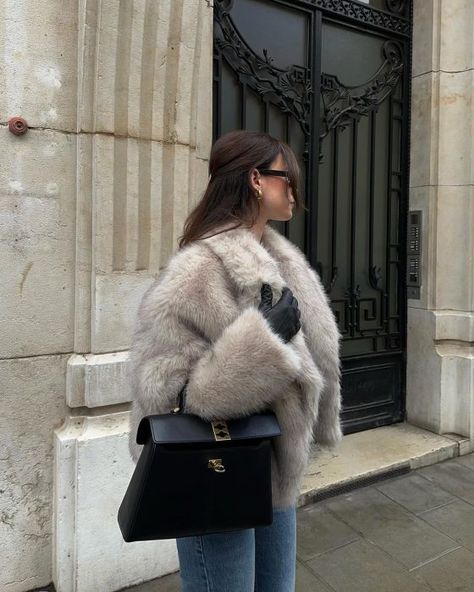 Winter Fur Coat Outfit, Styling A Fur Coat, Winter Outfits Fur Coat, Winter Coat 2024, Winter Fits Women, Middle Size Outfits, Winter Bday Outfit, Poland Outfits, Snowy Winter Outfits