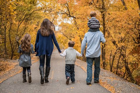 Family Walking Photography, Hands Together Pose, Posing Standing, Arizona Pictures, Family Holding Hands, Family Posing Guide, Large Family Poses, Family Walking, Fall Photo Shoot Outfits