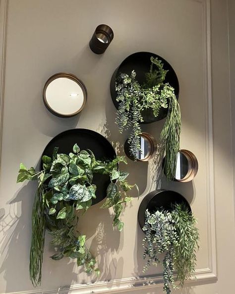 Green Wall Design Interior Restaurant, Plant Wall Bedroom, Wall Decor With Plants, Plants On The Wall, Wall Plants Indoor, Wall Hanging Decorations, Interior Design Plants, Indoor Plant Wall, Plant Wall Decor