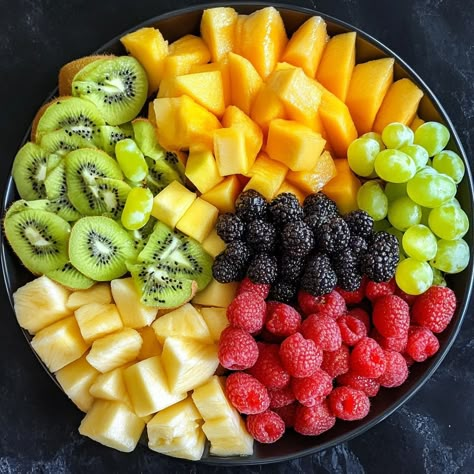 Recette de plateau de fruits frais 🍇🍓🍍 Créez un plateau de fruits frais vibrant et sain, parfait pour les réunions, les fêtes ou une collation rafraîchissante. Ingrédients: - 2 mangues pelées et coupées en cubes - 2 kiwis pelés et tranchés - 1 pinte de fraises, décortiquées et coupées en deux - 1 pinte de mûres - 1 pinte de framboises - 1 pinte de cerises dénoyautées - 1 pinte de myrtilles - 1 grappe de raisins sans pépins, lavés et égrappés Directions: 1. Préparez les fruits en les lavant so... Fresh Fruit Platter, Raw Food Cleanse, Healthy Fruit Salad, Refreshing Snacks, Fat Foods, Breakfast Snacks, Fruit Platter, Heart Healthy Recipes, Delicious Fruit