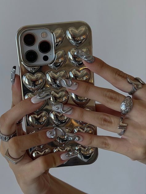 chrome nails with silver jewelry and phone case Chrome Phone Case, Silver Phone Case, Chrome Jewelry, Nails With Silver, Cute Lizard, Pretty Iphone Cases, New Nails, Cherry Bomb, Chrome Nails