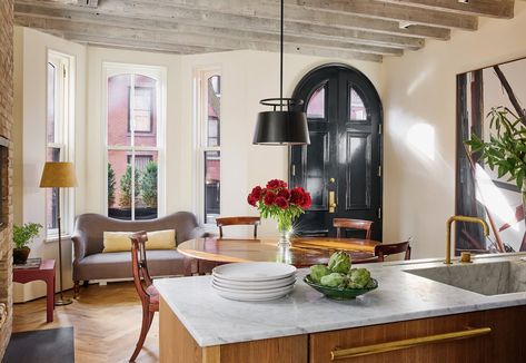 Photo 8 of 30 in Before & After: A Super Skinny Row House in Brooklyn Gets an Airy, Loft-Like Makeover - Dwell Townhouse Renovation, Coloured Grout, Narrow House, Cobble Hill, Art Consultant, Small Windows, Exclusive Home, Large Artwork, Row House