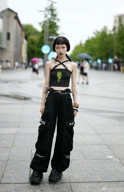 Street Wear Chinese, East Asian Fashion Street Styles, East Asian Street Fashion, Asian Punk Fashion, Alternative Street Fashion, Futuristic Fashion Women Street Style, Chinese Punk Fashion, Street Style Japanese, Street Style Chinese