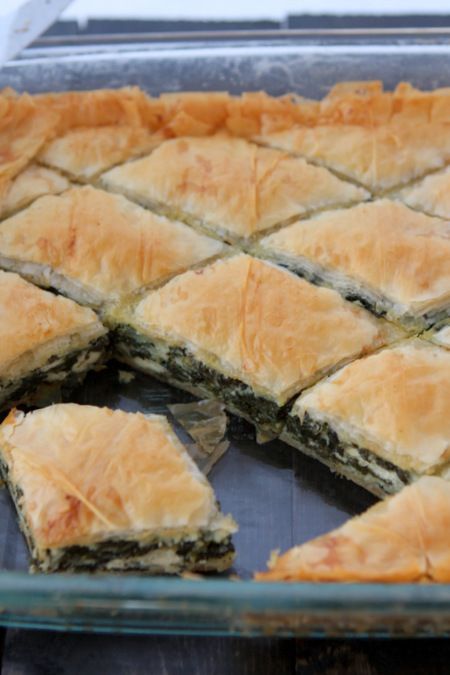 Spanakopita Recipe, Spinach Pie, Greek Cooking, Greek Dishes, Kitchen Paper, Lebanese Recipes, Mediterranean Cuisine, Greek Recipes, Mediterranean Recipes