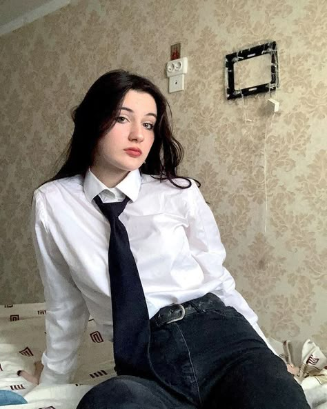 katri <3 (@ssenpeed) • Foto e video di Instagram Tied White Button Up Outfit, White Shirt Black Tie Women, Shirt And Tie Women, Shirt And Tie Outfits, Women With Ties, Outfit With Tie, Outfit Formal Mujer, Big Little Sorority Shirts, Women In Ties