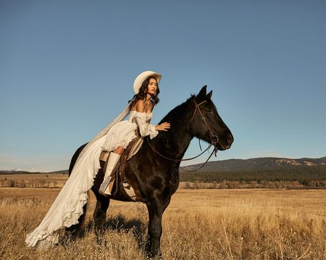 Cowboy Wedding Dress, Horse Pfp, Horse Wedding Photos, High Low Wedding Dresses, Vestidos Country, Western Photo Shoots, Horse Photoshoot, Cowgirl Photoshoot, Horse Photography Poses