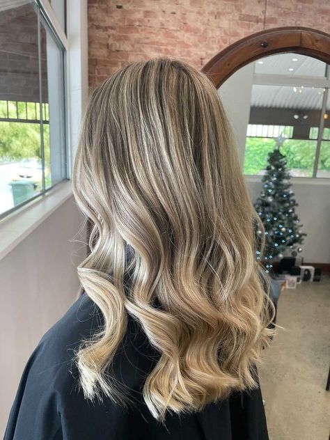 Hair Curled At Ends, Curled Hair At The End, Ends Curled Hair, End Curls Medium Hair, Medium Length Hair Loose Curls, Curled Hair Ends, Curled Blonde Hair Medium Length, Hair Curls Medium Length, Hair Salon Curls