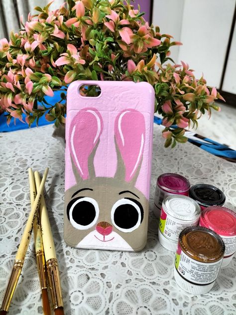 Bunny design on phone cover Medium - Acrylic colours Phone Painting Art, Phone Cover Painting Ideas Cute, Acrylic Painting On Mobile Cover, Mobile Phone Cover Painting, Cute Diy Phone Cases Paint, Aesthetic Phone Covers Diy Paint, Mobail Cover Paint, Mobile Cover Drawing Ideas, Customized Phone Cover Ideas Aesthetic