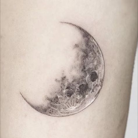 Realistic Moon Tattoo, Luna Tattoo, Lady Tattoo, Small Moon Tattoos, Crescent Moon Tattoo, Muster Tattoos, Moon Tattoo Designs, Discreet Tattoos, Time Tattoos