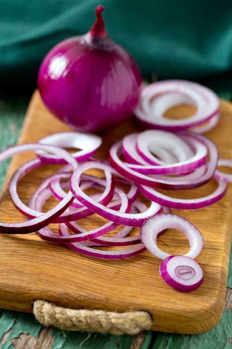 Absolutely oil-free and delicious, these Crispy Baked Onion Rings are a much healthier take on the classic greasy version. These will keep you coming back for more! Baked Onion Rings, Types Of Onions, Onion Oil, How To Cut Onions, Skewers Grill, Essential Oil Plants, Nigerian Food, Green Vegetables, Wooden Cutting Board