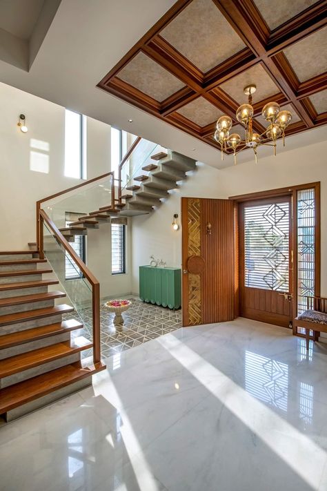 House Hall Design, Staircase Interior Design, Gambar Lanskap, Design Hall, Staircase Design Modern, Stairs Design Interior, Indian Home Design, Stairs Design Modern, Hall Interior Design