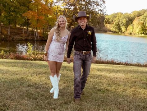 Country Homecoming Pictures, Hoco Dresses With Cowboy Boots, Western Hoco Dress With Boots, Hoco Dress With Boots, Country Prom Outfits For Guys, Country Hoco Pictures, Country Homecoming Dresses, Black Prom Couples Outfit, Country Prom Pictures