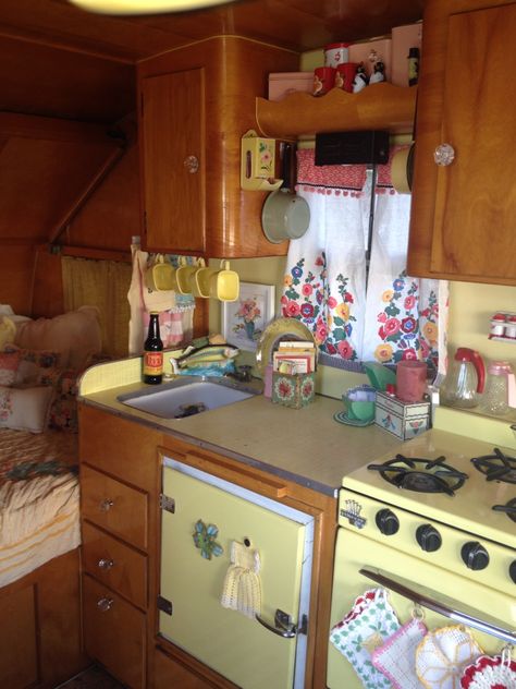 Trailer Astethic, 80s Trailer Home Interior, Aesthetic Trailer Interior, Aesthetic Camper Interior, Trailer Home Interior, Vintage Travel Trailers Interiors, Cottage Trailer, Small Camper Trailer, Small Travel Trailer Remodel